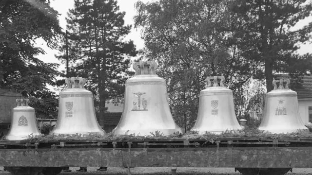 Glocken der Grossen Kirche Lyss &mdash; Ankunft beim Bahnhof Lyss (Foto: Lyss Pfarrkollegium)